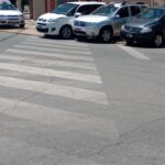 Quejas de vecinos por autos estacionados sobre la vereda