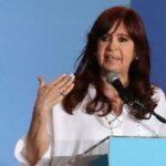 Cristina Kirchner le contesta a Milei: le está “apareciendo el pequeño dictadorzuelo que siempre llevó adentro”