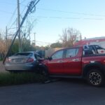 Tremendo choque de camioneta y auto deja un herido