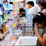 El consumo durante febrero se derrumbó casi un 10% interanual