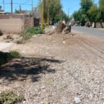 En los barrios la falta de veredas obliga a caminar por la calzada