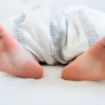 ¿Qué significa dormir con los pies fuera de la sábana?