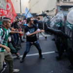 Congreso: reprimen marcha de jubilados e hinchas contra el gobierno