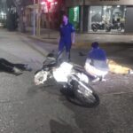 Moto pasó en rojo y chocó con una camioneta