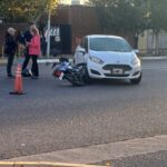 Violento choque entre una moto y un auto en Rivadavia: el motociclista salió despedido varios metros y cayó en el asfalto