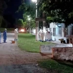 Mató a su esposa con sus propias manos y la colgó de la reja de una escuela