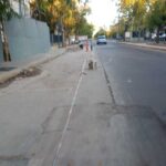 Veredas ocupadas por obras dejan a los peatones en la calle