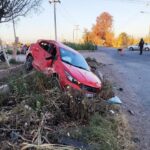 Impactante choque: Un auto terminó en un zanjón tras chocar con un camión